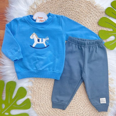 Conj. Casaco Cavalinho de Brinquedo e Calça de Moletom - Azul Bebê e Chumbo